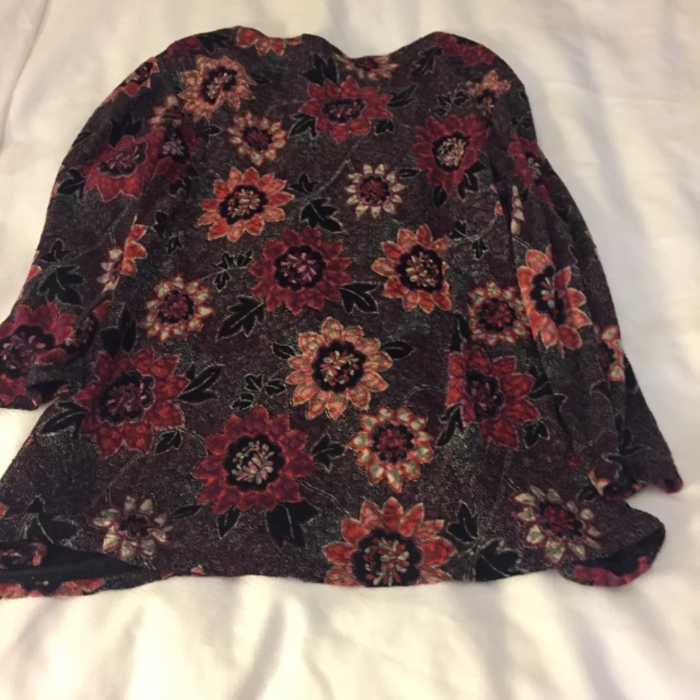 Ladies blouse. 2 for $25 - Picture 3 of 4